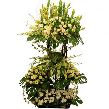 Grand Accolades - Condolence Funeral Wreath