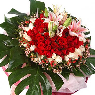 Valentine Armastus - Roses Stargazer Lilies Hand Bouquet