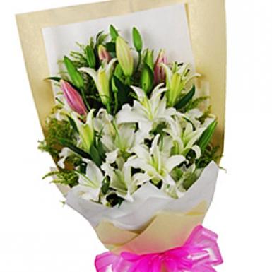 STIRRING LILLA - CASABLANCA LILIES HAND BOUQUET