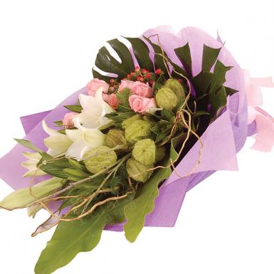 La Vida - Madonna Lily Roses Flower Bouquet