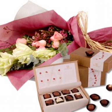Derlovea Chocolate - Lilies Hand Bouquet