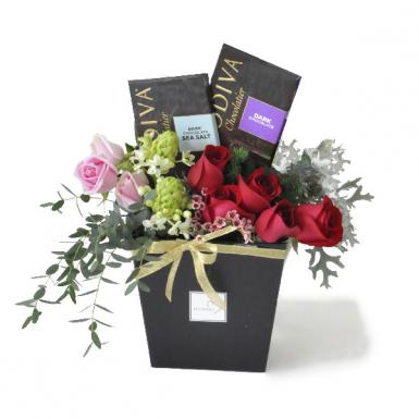 Godiva Affair - Praline Chocolate Tablet with Roses Gift