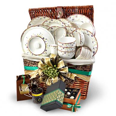 Karipulei - Dinnerware Giftset with Halal Food Treats