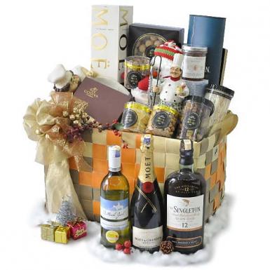 Lapes English Hamper - Moet Champagne, Single Malt Whisky & Cookies