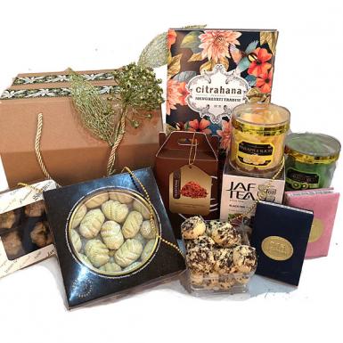 Bahar Halal Hamper - Cookies, Cake, Baklava, Dried Fruits