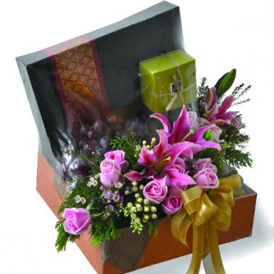 Muzaffer Gift - Patchi Chocolate, Kurma Adjwa & Fruits Flowers