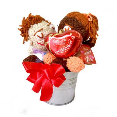 Chockies Duo Love - Knitted Love Pair with Lindt Heart Chocolates