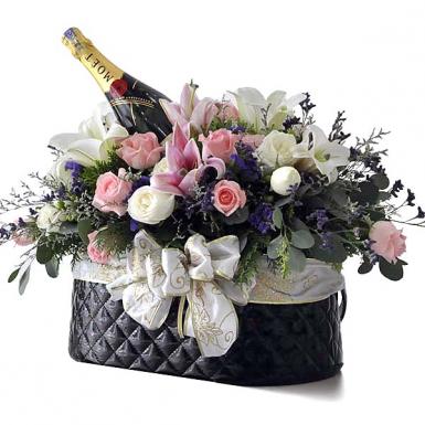 Steingaden - Moet & Chandon Champagne with Roses and Stargazers